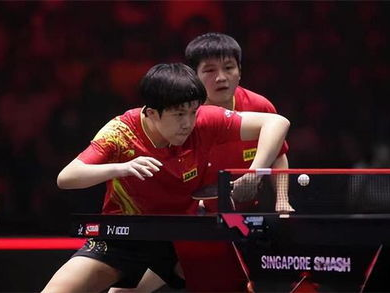 “王皓后台喜拥王楚钦，兄弟情深展赛场风采”