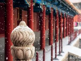 北京雪地祝福：冬日里的温馨瞬间