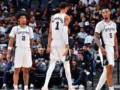 NBA杯半决赛：激战正酣，谁将问鼎巅峰？