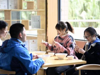 90后女教师放弃编制闯养老赛道